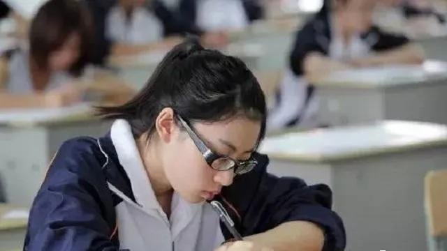 『』高考前，为什么班主任会要求女生吃“避孕药”呢？原来是迫不得已