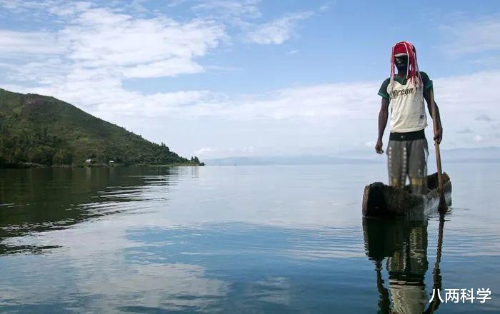 八两科学 非洲致命湖泊，一夜杀死1746人、3500头牲畜，湖里藏着什么东西？