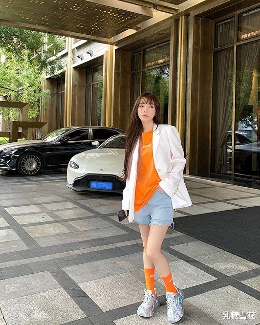 李小璐|李小璐带火了一款“橘子袜”!自己亲自当模特卖货,38岁秒变少女