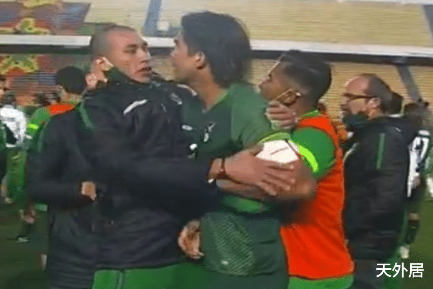 梅西|火爆冲突！梅西与前中超前锋赛后对骂+欲动手，裁判围着保护梅西
