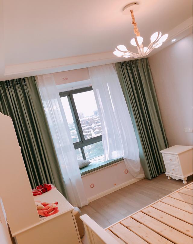 实木地板|打扫干净准备通风去甲醛，窗帘还是纯色好看，厨房蓝色柜最为漂亮
