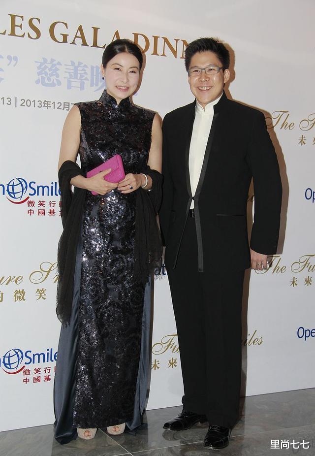 郭晶晶|郭晶晶亲妈和婆婆罕同框，郭妈穿衣朴素低调走身后，朱玲玲超大牌