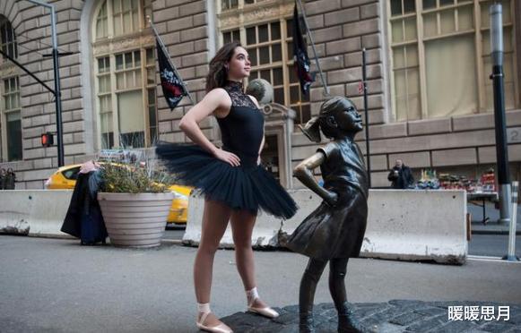 美國雕像因女遊客不雅行為，“重要部位”被摸掉漆，網友：收斂點-圖5