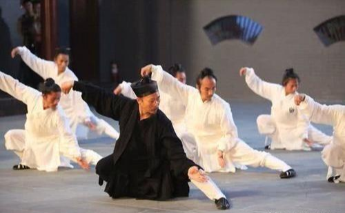 「武当山」我国“最挣钱”的一座山,一年能挣50多亿,光门票收入就达23亿