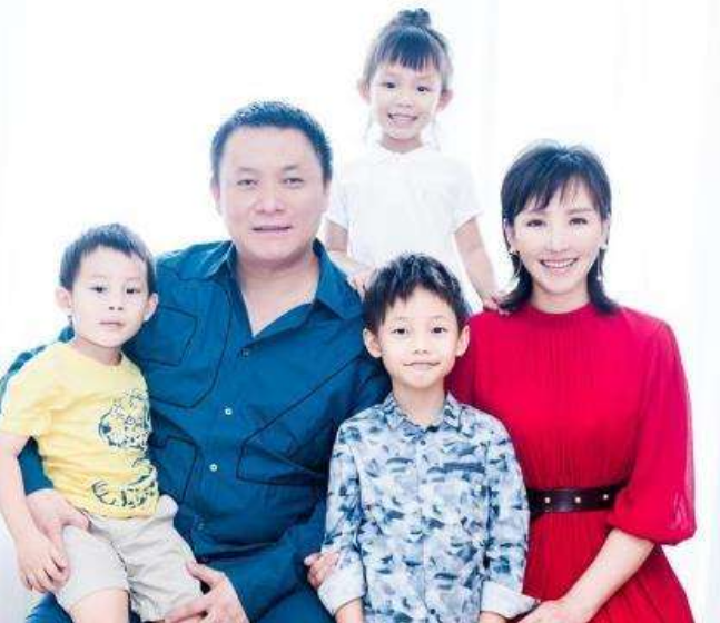 岳丽娜|19岁就与男友私奔，住地下室裸婚连生三胎，今丈夫却用7部剧捧她