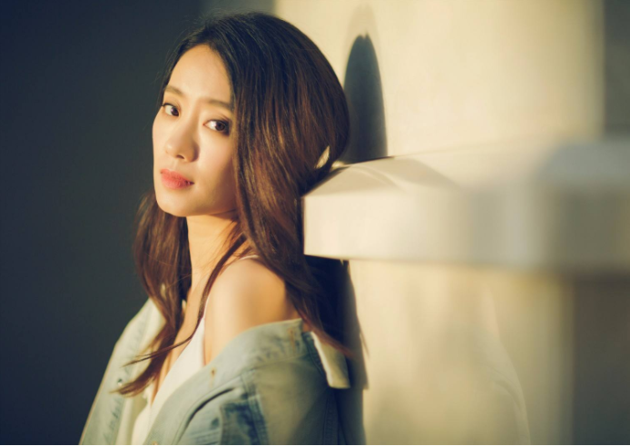 贾玲|因为春晚跷二郎腿出名, 是冯巩的“爱女”, 现在为贾玲打工