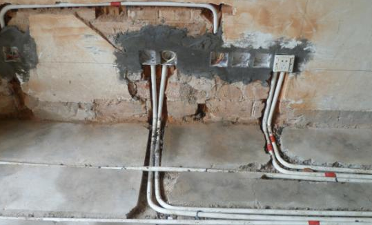 「」装修时电工这样给我家装电线,入住半月家电全毁,就因这一原因