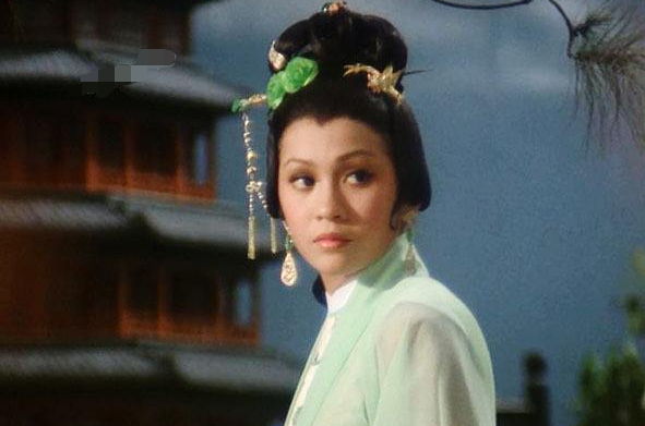 在家族的帮助下签约了"邵氏",成了一名演员,而余安安成了一名模特,后