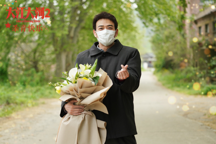 杀青■《大江大河2》杀青！两年后的宋厂长太威风，西装配眼镜帅气升级