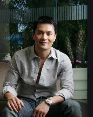 吕良伟|64岁吕良伟被称“不老男神”,妻子貌美肤白,18岁儿子长相却一言难尽啊