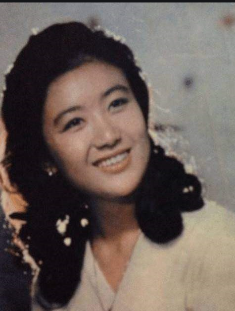 主持人@她仅33岁就主持央视春晚，嫁出国门多年不见，如今61岁却胖成这样