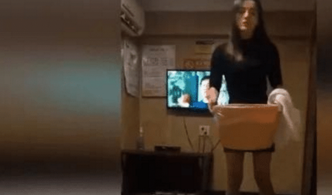 迪丽热巴|足疗店女店员五官似热巴,侧颜像张天爱,令无数男网友前往“洗脚”