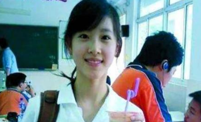 张艺谋|张艺谋相中她三次都被拒，21岁嫁千亿富商，如今26岁身价是赵薇十倍