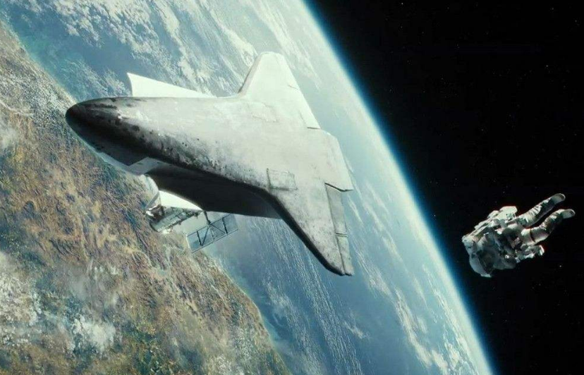 ：如果一个人以光速飞行10秒，再飞回到地球，还能看见亲人吗？