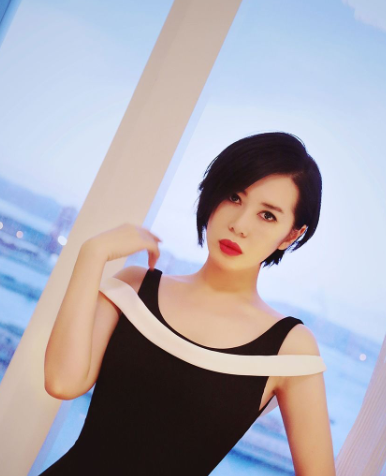 [吴京]她上学期间跟导演相恋，同居12年后被男友抛弃，今靠吴京获上亿身家