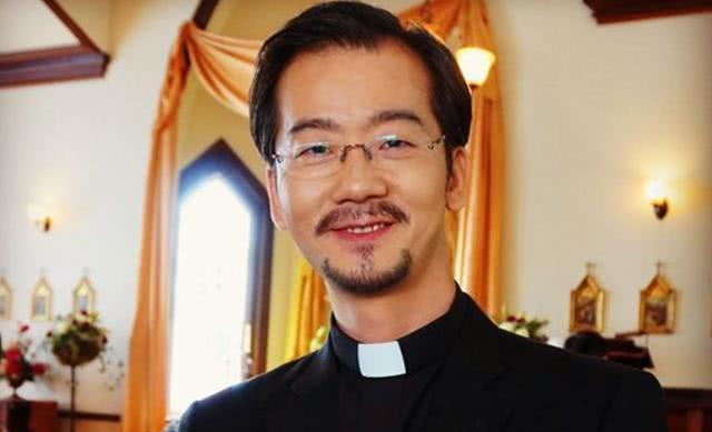 #影帝#他因长相不能演主角，后因演狗一炮而红，40岁便拿下3个“影帝”