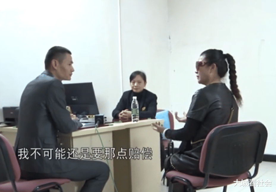 |有电梯不坐走楼梯，老人下楼摔伤离世，家属质疑楼道灯不亮