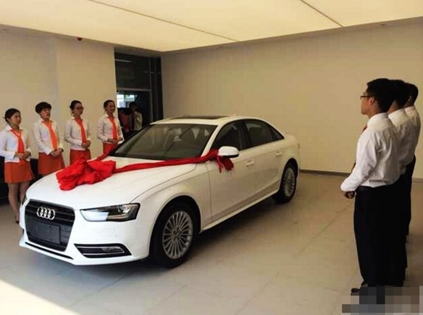 新车|男子全款买新车，却因提车仪式被惹怒，车主：耍猴呢？车不买了赶紧退钱