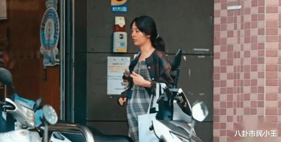 郭碧婷|郭碧婷生了?其父亲爆照拇指姑娘脚踩“红鸡蛋”,网友称终进豪门了