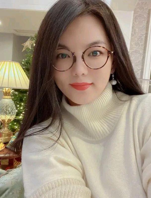 李湘|李湘女儿减肥成功？大饼脸变V字脸，少女感十足