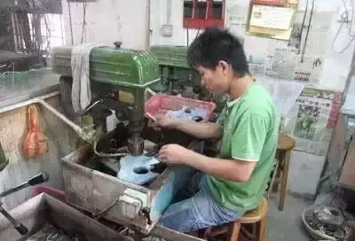 翡翠@看似普通的一块小原石，出冰冰润润的红翡，怼出的玉件吓坏货主！