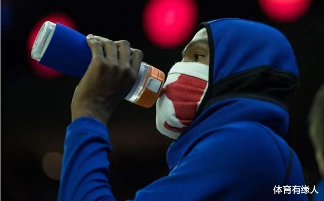 「伊巴卡」NBA巨人喝水有多夸张?奥尼尔把矿泉水变口服液,伊巴卡直接用桶