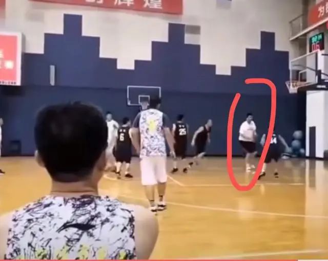 「姚明」姚明露天球场当观众，网友：又一个“不懂球的胖子”
