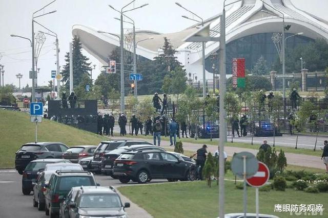 抗議者包圍總統府，大批軍警全副武裝，盧卡申科父子手握步槍現身-圖9