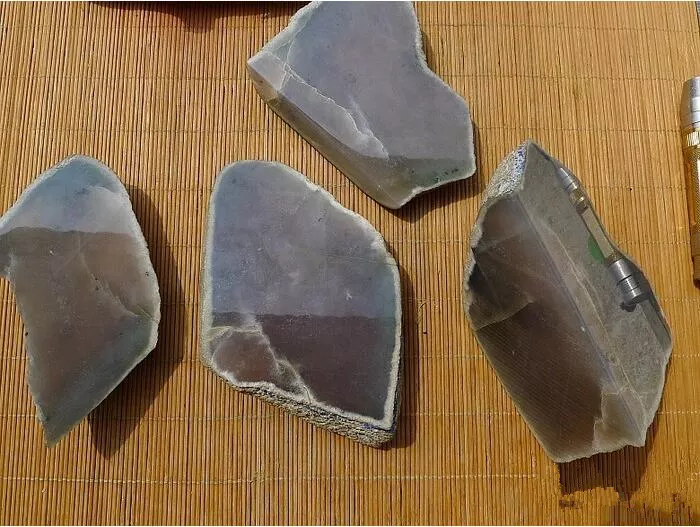 『翡翠』老缅也会看走眼,3.2万收的翡翠原石竟切出“果冻级”翡翠!