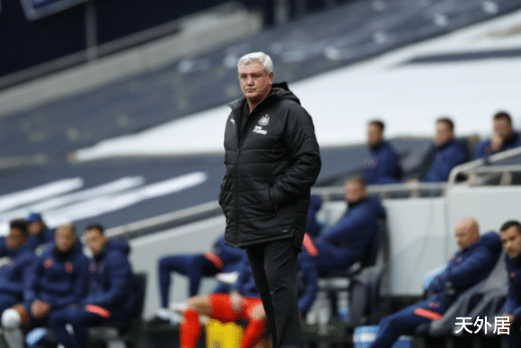 热刺|英超奇景！悍将被撞飞还被罚犯规，穆帅炮轰：希望热刺得到尊重