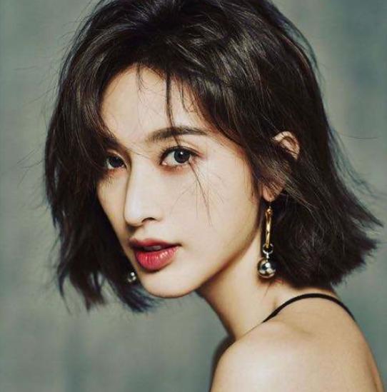 「」张俪国外豪宅：室外带楼梯带小院，室内9层鞋柜全部都是高跟鞋