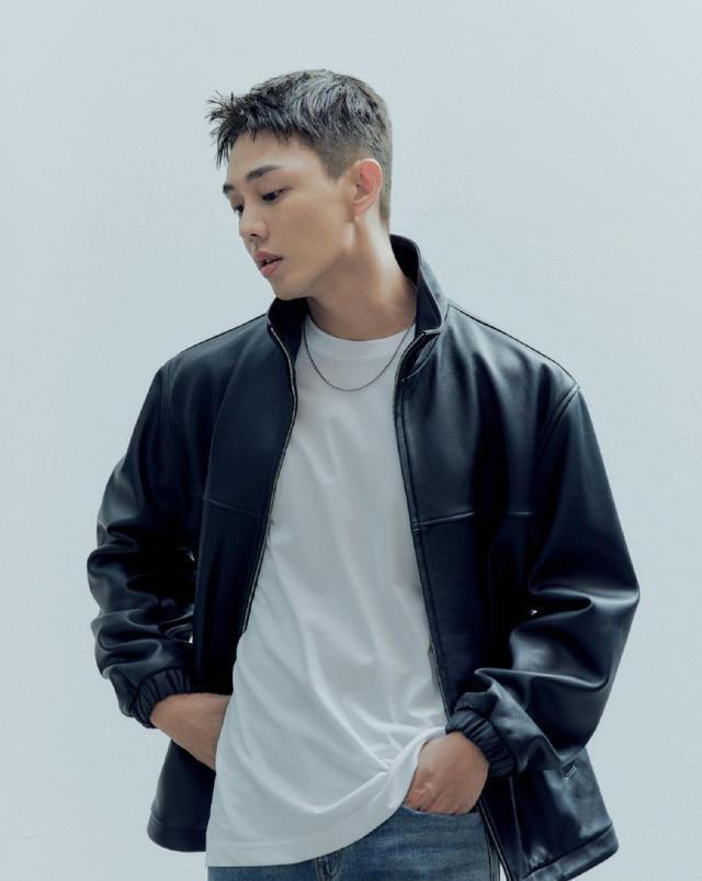 33歲劉亞仁登畫報封面，八套黑白灰造型，完美演繹不羈熟男氣質-圖2