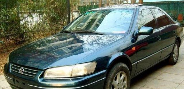 丰田凯美瑞：开了25年的丰田“凯美瑞”，车主不舍得报废几乎没修过还能开