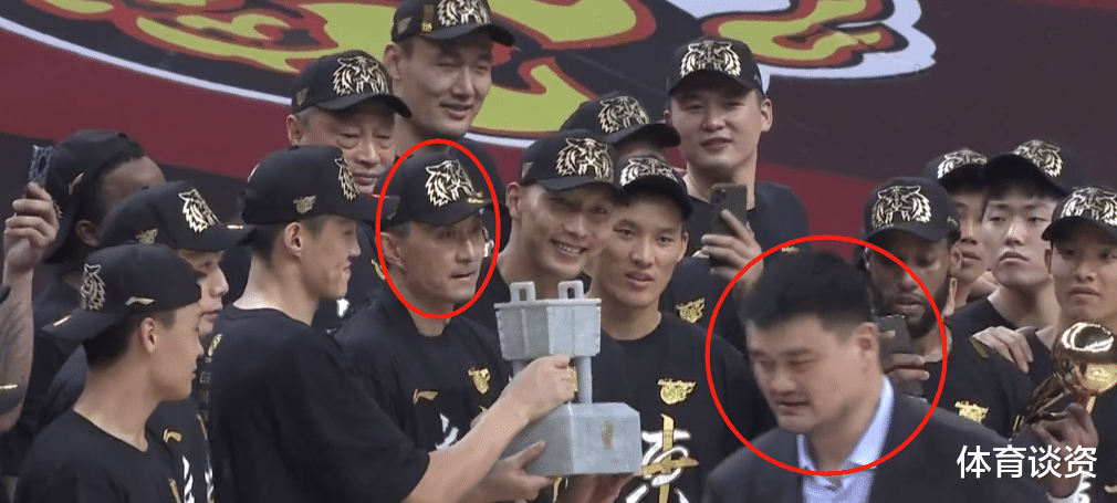 易建联|扎心！易建联告知姚明跟腱伤情，“断了”嘴型很明显，姚明瞬间黑脸