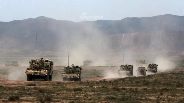 印度■一辆军列千里驰援班公湖，满载大批坦克和火炮，三哥信心大大崩溃！