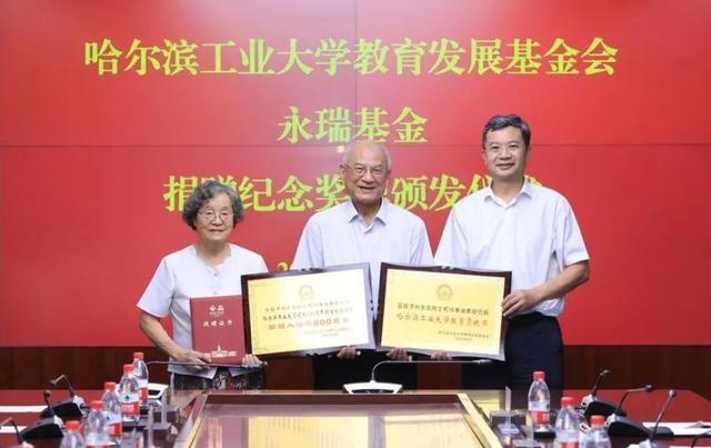 |从刘永坦冯秉瑞捐出800万，到张霁帮华为渡难关，我想到了李兰娟的话