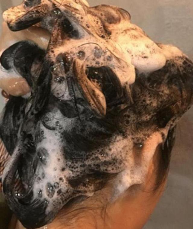 洗发水：头发打湿后别急着抹洗发水，这样洗头很伤发，难怪这么多年都掉发