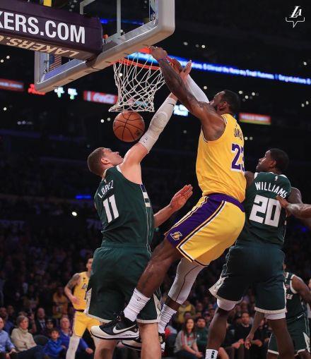 #CBA#CBA和NBA的差距到底有多大？球迷：先把球场中央广告换成球队的Logo吧！