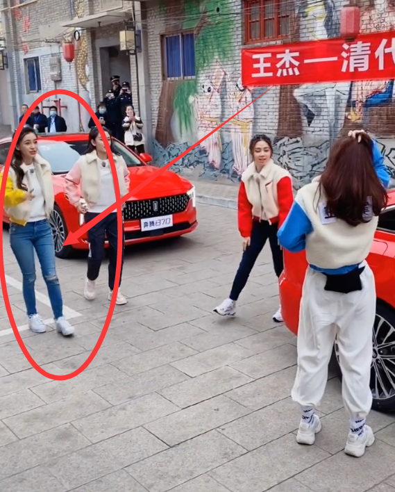 当红女星|难怪baby一直不穿紧身裤，最新路透照曝光，生没生过一眼就看出来了