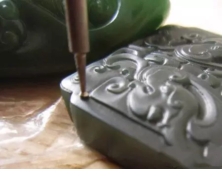 玉雕@玉雕作品的价值，除了玉材本身，还很大程度上仰赖于手工的工艺水平