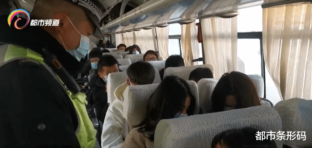 都市条形码 乘客不系安全带有所反弹 出行安全需要你的参与