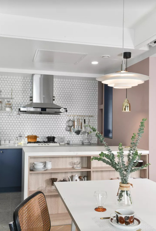 |老公不听劝把沙发墙“加厚”半米！连电视墙都不要，完工才知巧妙