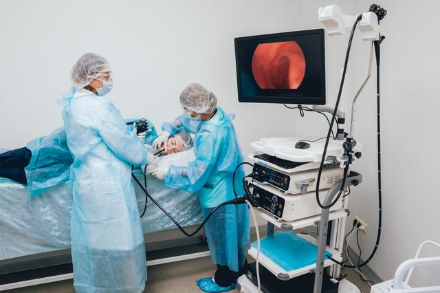 胃癌：胃癌发生不是没征兆！三个年轻患者警示：这些早期症状最易被忽视