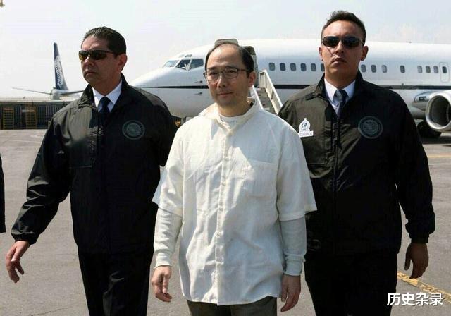 華裔小夥成墨西哥毒梟，豪宅堆瞭2億美金，趁警察清點時成功逃跑-圖4
