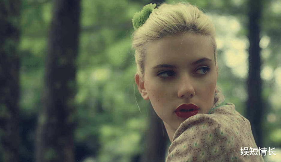 [好莱坞]有种“坐姿”叫好莱坞女星，黑寡妇只是跷二郎腿就已绝美，真替主持人捏把汗