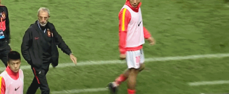 郑智|恒大前国脚飞铲造冲突，卡帅劝架怒推球员，郑智染黄连踢3脚水瓶