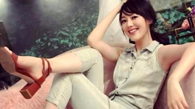 央视|央视美女主持遭“辞退”，只因私生活混乱？她有苦却说不出来