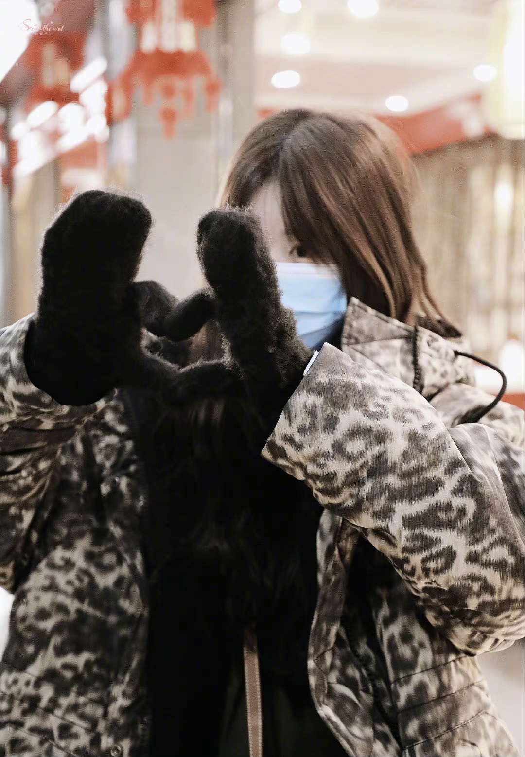 立志做平民窟的艺术家 赵露思身穿豹纹大衣带上口罩被网友认成虞书欣