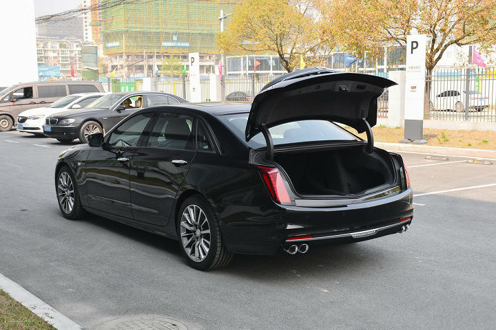 凯迪拉克▲车长超5米2，入门241匹+10AT，这豪车为何降10万，还是卖不动？