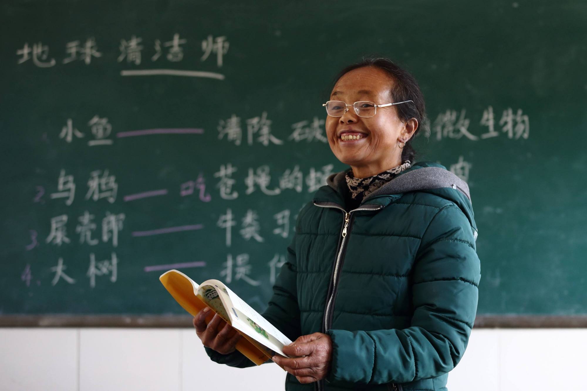 教师|如何提高农村中小学教师的工资？其实很简单，取消事业编制即可！